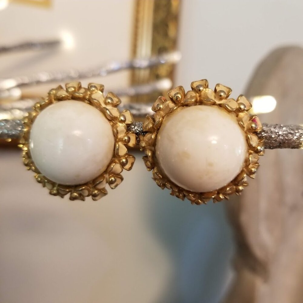 Vintage Brushed Gold tone Flower Enamel White Marble MCM Glamour Clip On Earring